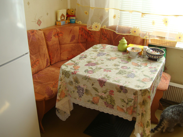 Hlavnou nevýhodou rohu so štvorcovým stolom je, že zaberá veľa miesta, pre malú kuchyňu je to rozhodujúce