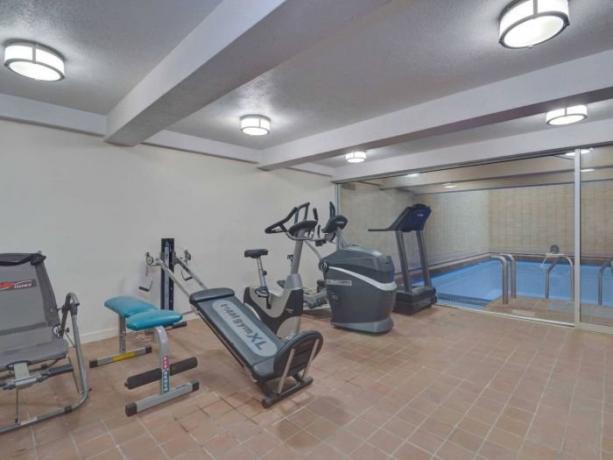 V suteréne je telocvičňa s fitness vybavenie, kúpele a saunu.
