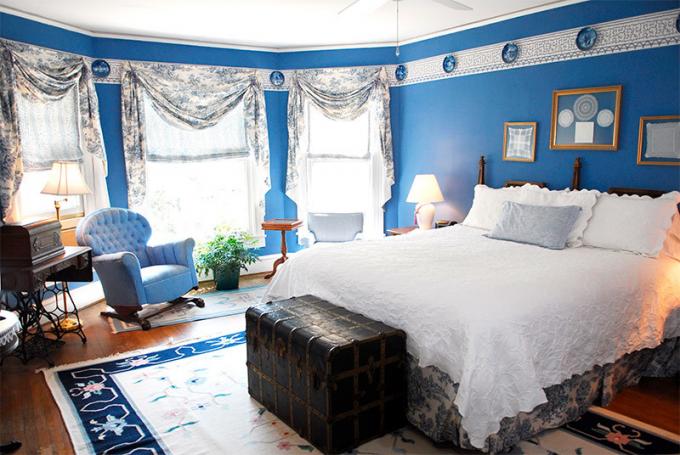 Fotografia spálne s modrými stenami, ktorá zmenšuje priestor