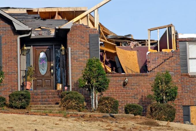 Murovaný dom tiež dostal docela počas hurikánu málo. (Fotografie urobená zo služby Yandex obrázkov)