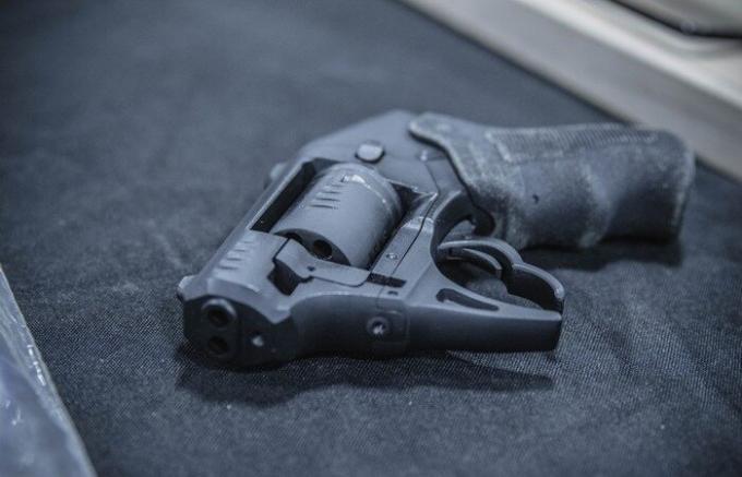 "Zakázaná" revolver S333 bleskom, ktorý USA bol guľomet zákon.