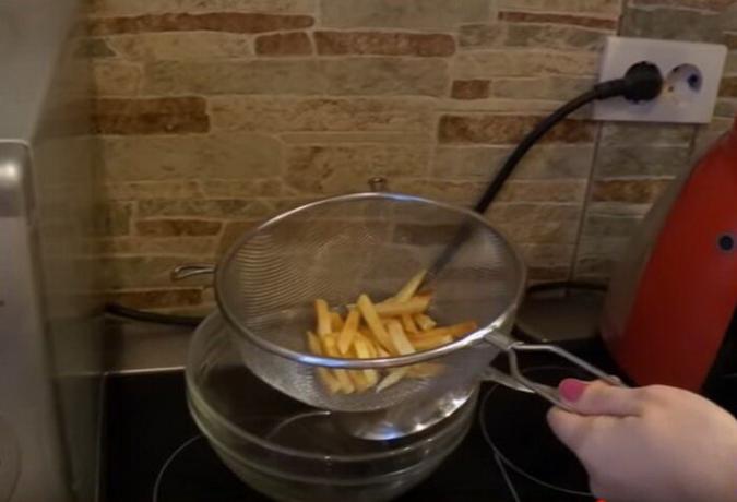 Môžete dať zemiaky do sitka, aby sklenené prebytočný oleja z neho.