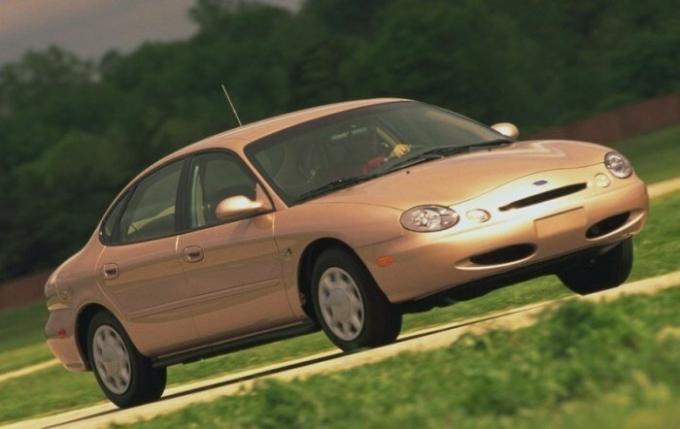 Ford Taurus v roku 1996 sa nelíšil atraktívny vzhľad. | Foto: cheatsheet.com.