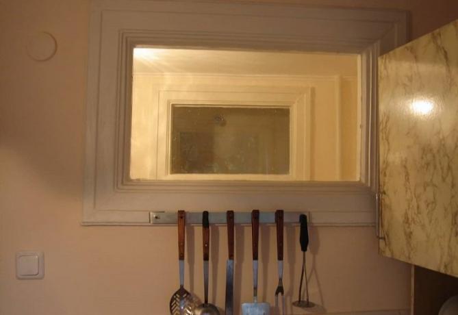 Okno medzi kuchyňou a sociálnym zariadením potrebným pre prirodzené osvetlenie druhej.