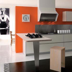 oranžová a biela kuchyňa