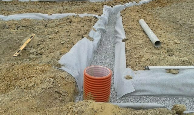 Na ochranu potrubia pred zanesením zeminou, pieskom a iných jemných materiálov, musia byť zabalené geotextílie