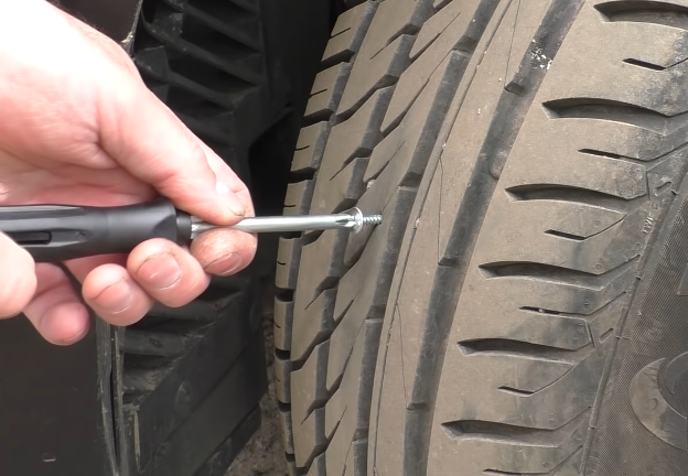 Keď bezdušové prepichnutie pneumatiky pomaly dosiahnuť pneumatiku môže byť uzavretý otvor mäkké drevo 