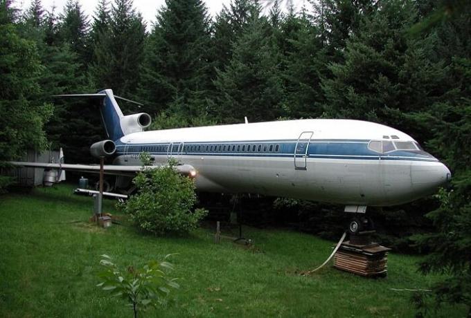 Sny stanú skutočnosťou: Muž sa otočil lietadlo do domu.