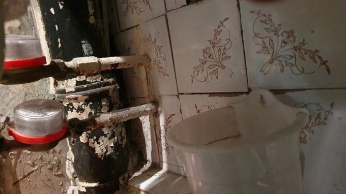 Železné trúbky zamurovovali pred 30 rokmi v stenách, a oni ešte netečú, to je divné