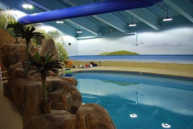 V podzemnej hosteli sa nachádza aj bazén. | Foto: odditycentral.com.