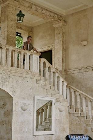 Majestátne schodisko vedúce do druhého poschodia vily. | Foto: Thiago Molinos (Tiago Molinos).