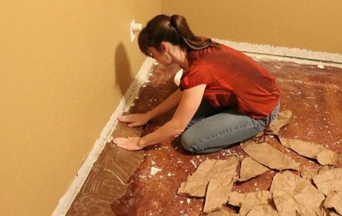 Ak chcete ušetriť na opravách, táto žena bola aktualizovaná podlahu kvôli obyčajný papier.