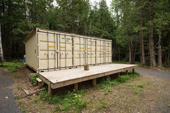 Kanadský remeselník postavil sebestačný dom kontajnera.
