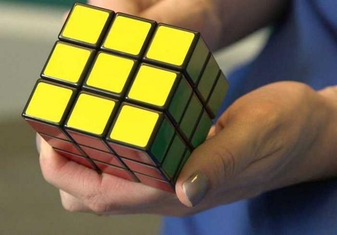 Ako zostaviť Rubikovu kocku pomocou dvoch pohybov