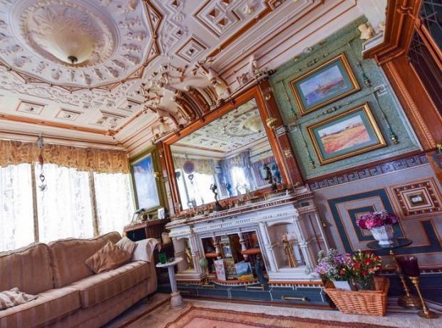 Adrian Rehman uviedol, že jeho byt je pripomínajúce Versailles.