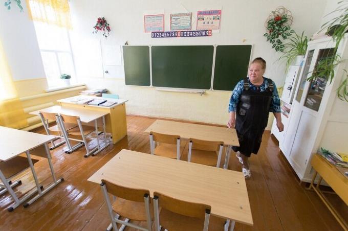 Vo dedinské škole len tri triedy, v ktorých sa deti učia štyri (Sultanov, Čeľabinsk kraja).