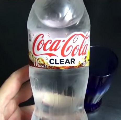 Transparentné Coca-Cola.