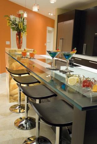 sklenený barový pult do kuchyne