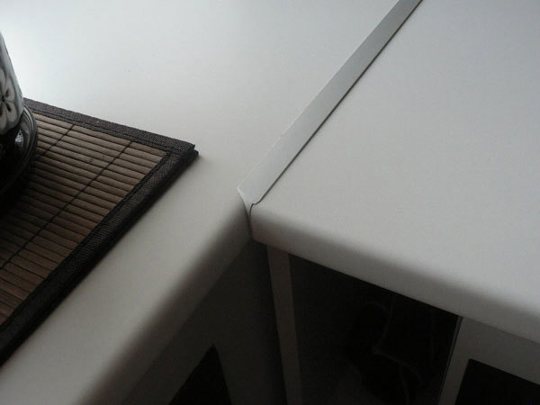 Medzeru medzi dvoma polovicami stolovej dosky zakrýva kovový pás
