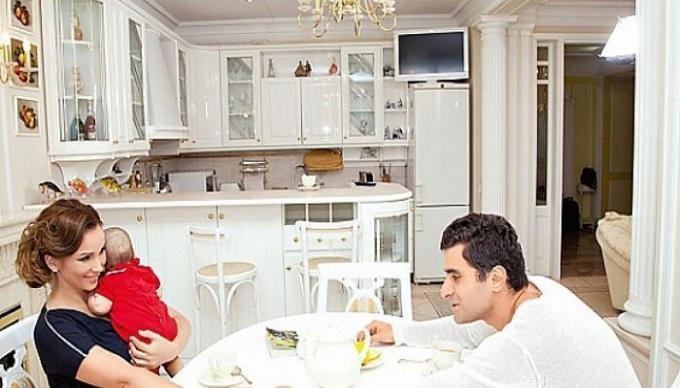Anfisa Čechov so svojou rodinou v kuchyni. | Foto: ru.tsn.ua.