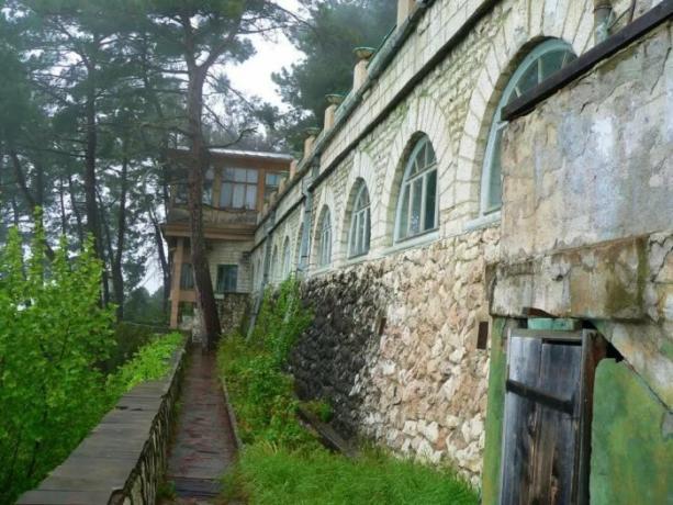Dacha "Cold River" bol postavený v rokoch 1932-1933. na horskom svahu v nadmorskej výške 200 metrov nad morom (Abcházska). | Foto: diletant.media.