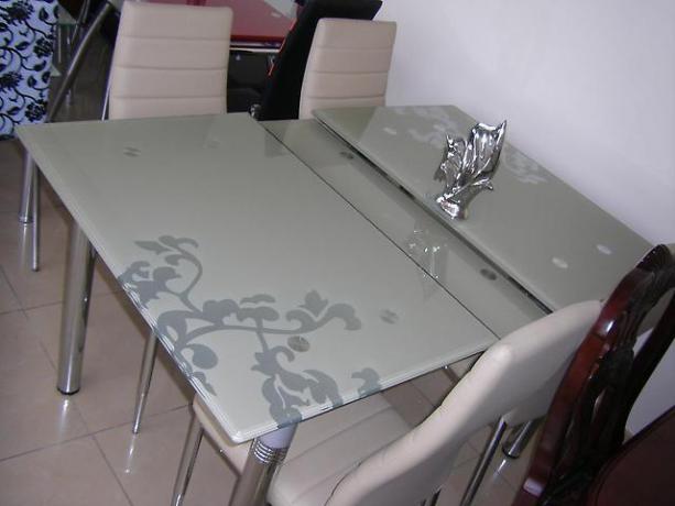 Zvyčajne sa na takéto stoly používa sklo 6 alebo 8 mm, ktoré vydrží hrnček, ktorý na ňu spadol.