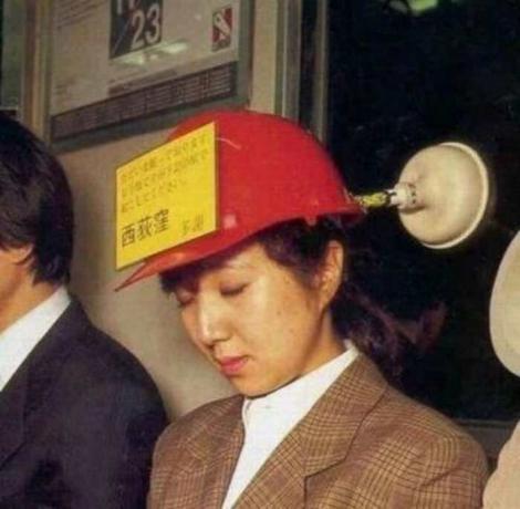 Japonci sú často tak unavený, že som zaspať ani stojí vo verejnej doprave. / Foto: humourdemecs.com