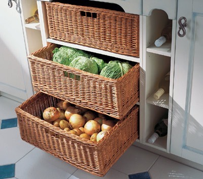 Dobré nápady na skladovanie v kuchyni sú ratanové výrobky v regáloch.