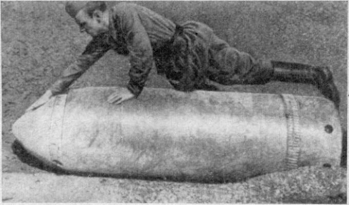 Sovietsky vojak zajatý s projektilom.