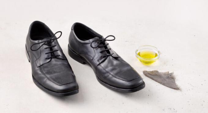 Topánky môžu byť čistené dobre s olivovým olejom. / Foto: img.thrivemarket.com