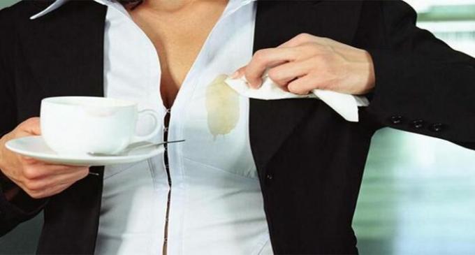 Dokonca aj škvrny od kávy možno odstrániť, ak viete, malé tajomstvo. / Foto: stozabot.com. 