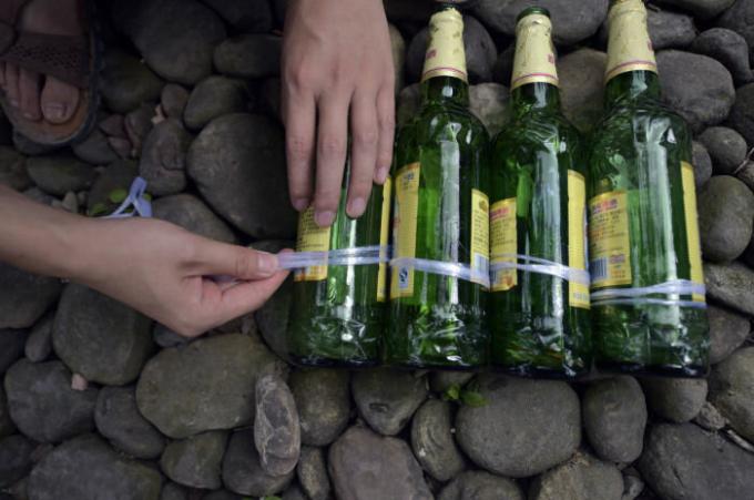 V počiatočnej fáze fľaše sú pripevnené k sebe navzájom. | Foto: popularmechanics.com.