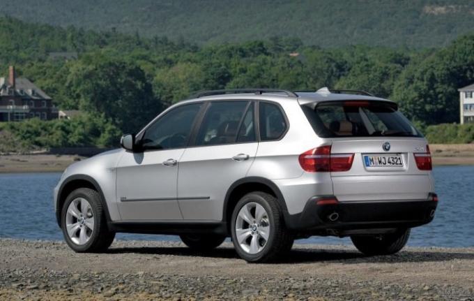 Mid-size luxusný crossover BMW X5 druhej generácie. | Foto: autodmir.ru.