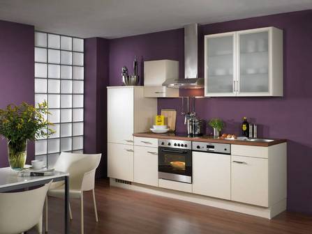 Moderná kuchyňa s bielou náhlavnou súpravou na pozadí fialových stien