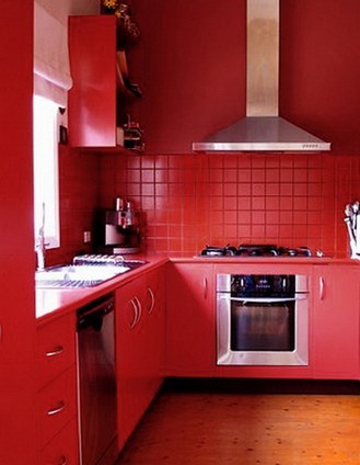 červená farba v interiéri kuchyne