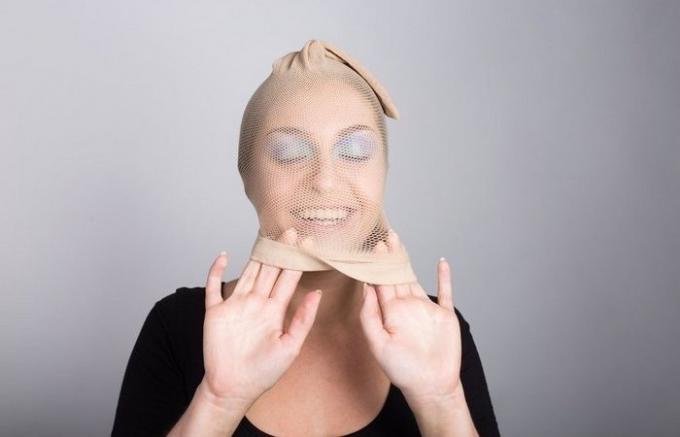 Make-up triky: Priateľka skrútený v chráme, uvidel dievča s pančuchou na hlave