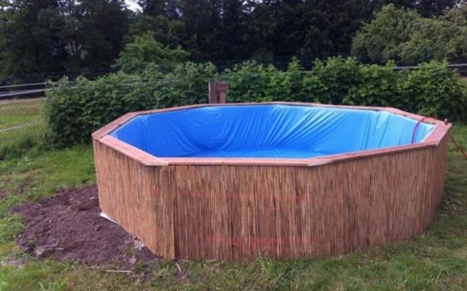 bazén vonkajší je opláštené bambusu.