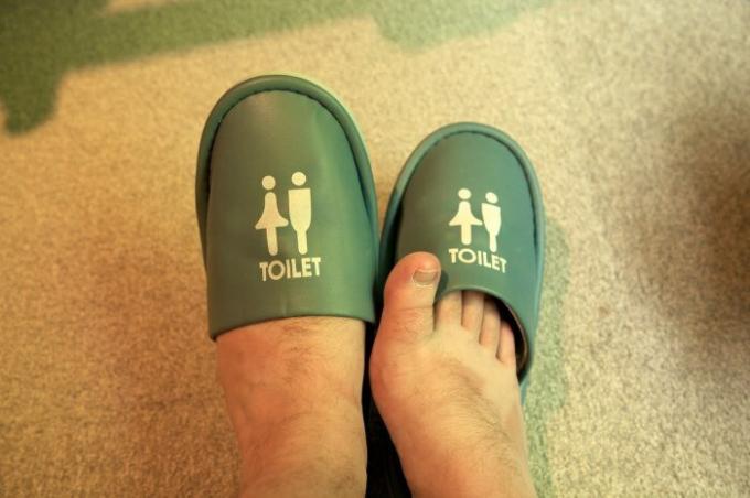 Japonci sú v poriadku veľmi ostražitá, takže aj na záchod majú špeciálnu obuv. / Foto: travellingjoel.files.wordpress.com