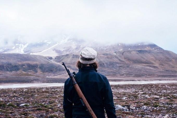 Na prechádzke, môžete ísť len s pištoľou (Longyearbyen, Nórsko).