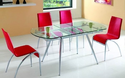 Stôl zdôrazňujú stoličky, navyše je tu kombinácia materiálov