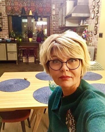 Julia Menshov na pozadí svojho aktualizovaného kuchyňu s jedálňou.
