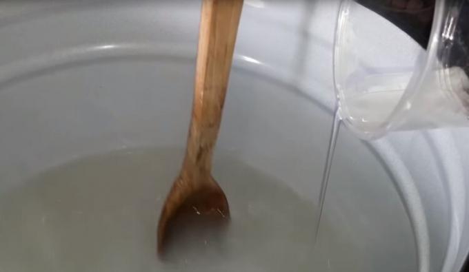 Manželka našla zaujímavý spôsob, ako vyčistiť panvy z rokov sadzí a mastnoty