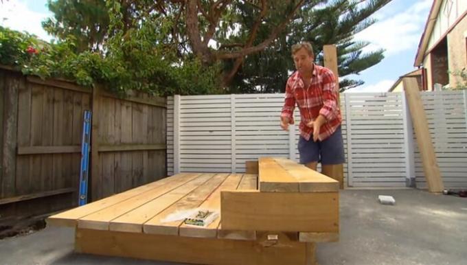 Jason Hodges stavia posteľ, ktorá bude stáť v strede dvore.