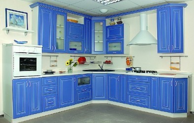 Aj modrá kuchyňa so správnymi odtieňmi môže vytvárať pohodlie a útulnosť bez toho, aby spôsobovala únavu a podráždenie.