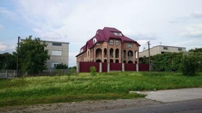Najbohatší dediny na Ukrajine, kde nie je jednoposchodová budova.