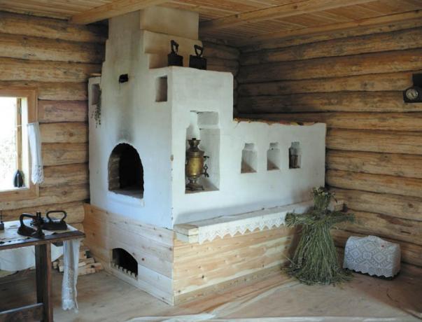 Starožitná ruská pec s lehátkom a výklenkami na drevenom krove