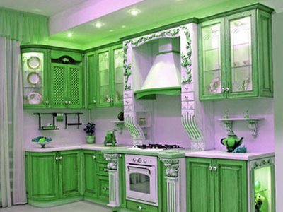 Zelený kuchynský nábytok so smaragdovým odtieňom