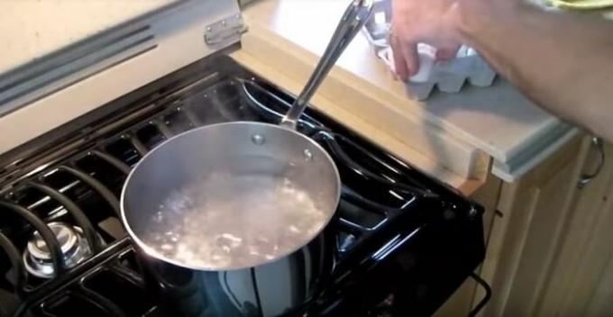 Ľudová spôsob, ako variť vajcia na škrupine zliezol bez problémov