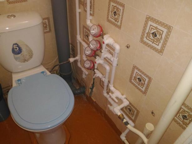 Inštalatérske WC pripojený k horúcej vode