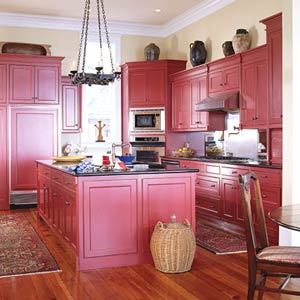 Nezvyčajná kuchyňa v sýtych ružových farbách